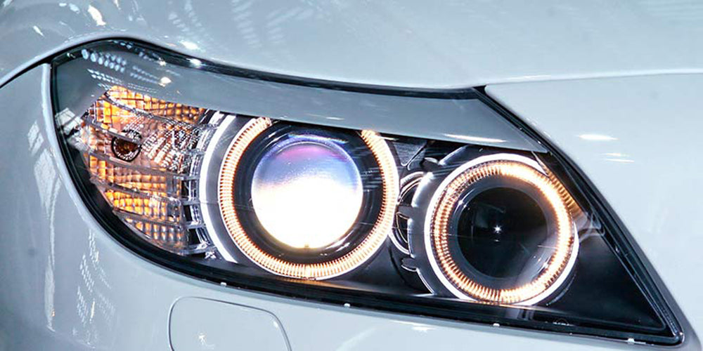 Brinca al siguiente nivel de iluminación con proyectores LED para tu auto.