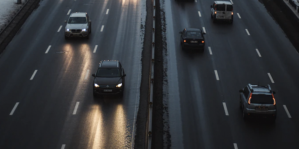 Así se usan las luces en carretera de forma correcta 💡